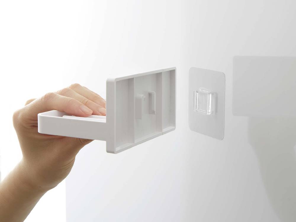 浴室に設置されたMIST/ミストの水が流れるソープトレーとABS樹脂製フィルムフック