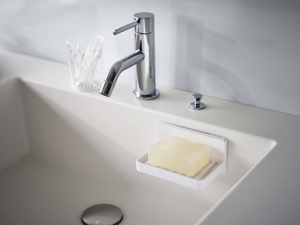 浴室のシンクに取り付けられた【MIST/ミスト】フィルムフック 水が流れるソープトレーと銀色の蛇口