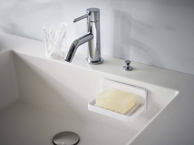 浴室のシンクに取り付けられた【MIST/ミスト】フィルムフック 水が流れるソープトレーと銀色の蛇口