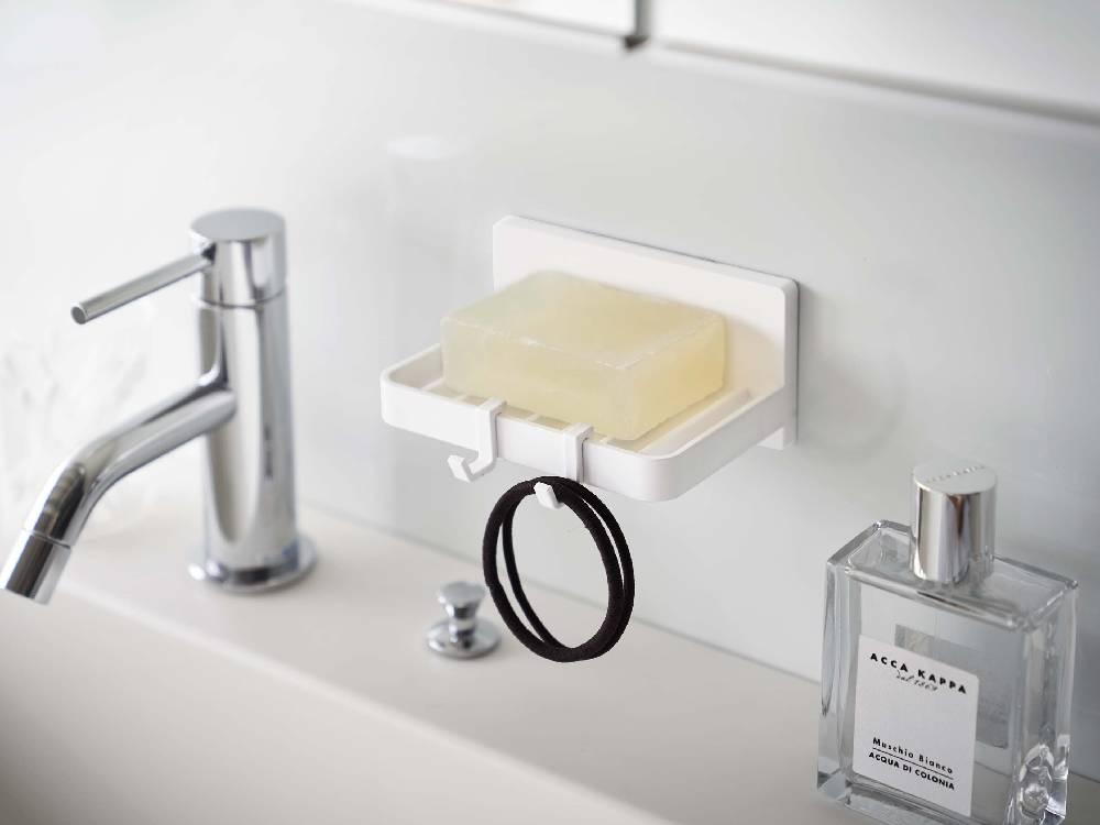 シンクに設置された水が流れる[MIST/ミスト]フィルムフック付きソープトレー