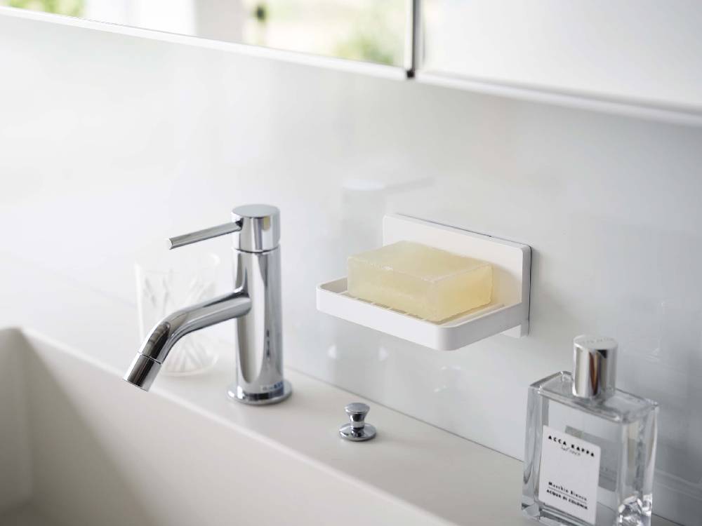 浴室のシンクにフィルムフックで取り付けられた【MIST/ミスト】水が流れるソープトレー