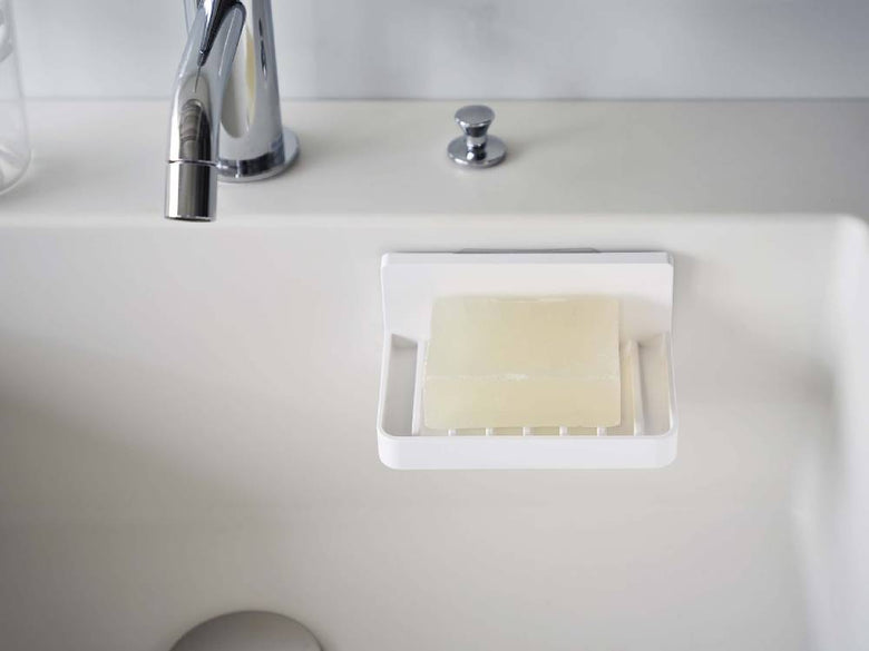 セラミック製浴室洗面台に取り付けられた「MIST/ミスト」フィルムフック付きソープトレーと蛇口