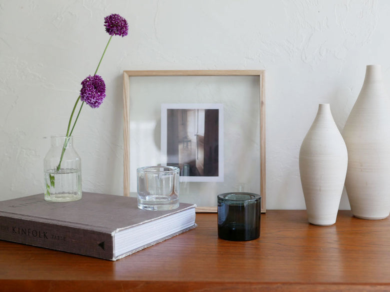 フィンランド製イッタラ「キビ キャンドルホルダー」と花束がテーブルに並べられた静物写真