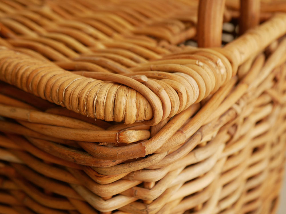 「Creer/クレエ」のラタン製運べる収納バスケット。ナチュラルなウィッカー素材を使用し、家庭用やピクニックに最適なデザイン