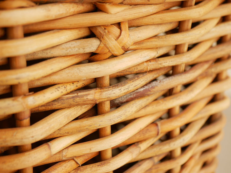Creer/クレエのラタン製運べる収納バスケット。自然素材の籐を使用し、サイズは約幅500mm×奥行350mm×高さ350mm。