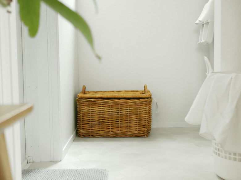 Creer/クレエの皮つきラタン製運べる収納バスケットが木製の床の上に置かれている