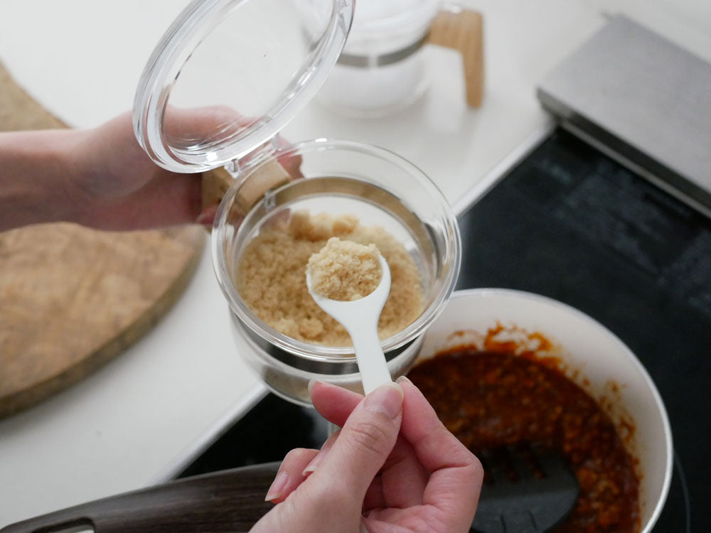 【biite/ビッテ】パウダーポットとスプーン、調味料が並んだ食卓のキッチン用品