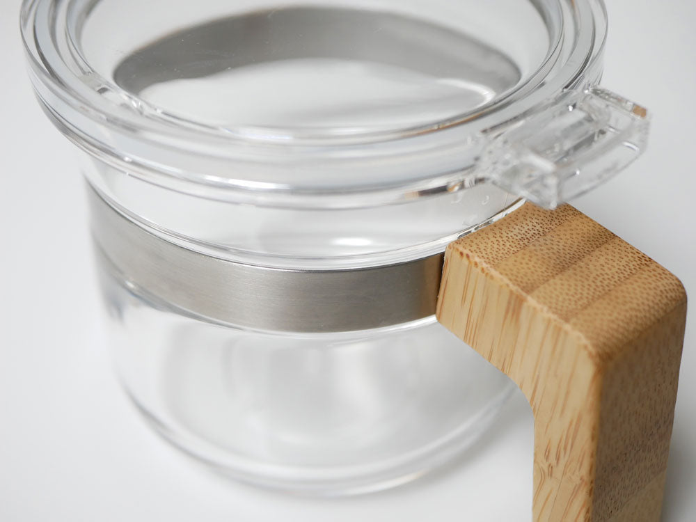 biite/ビッテのパウダーポットセット。500mlの透明メタクリル製ボトルにステンレス製の蓋と5mlのABS樹脂製スプーンがセットされています。