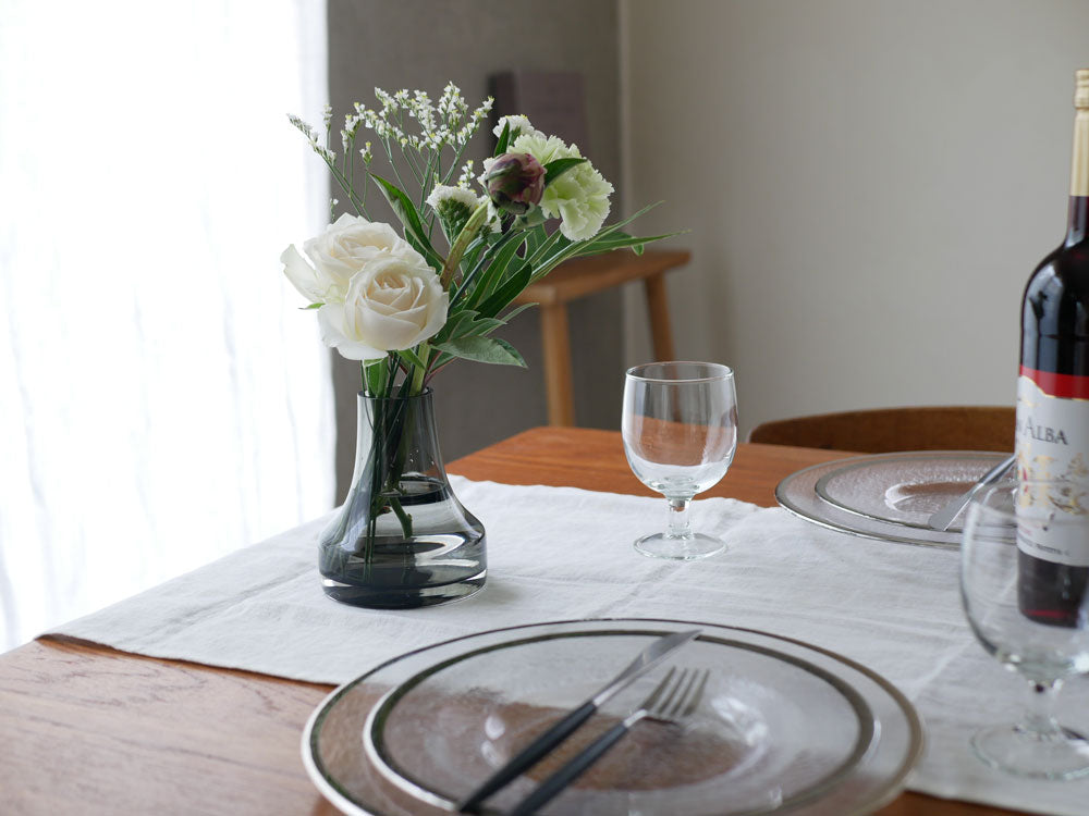 BOB CRAFT製ソーダガラスのファゴットワイングラス三サイズがテーブル上に並べられている様子