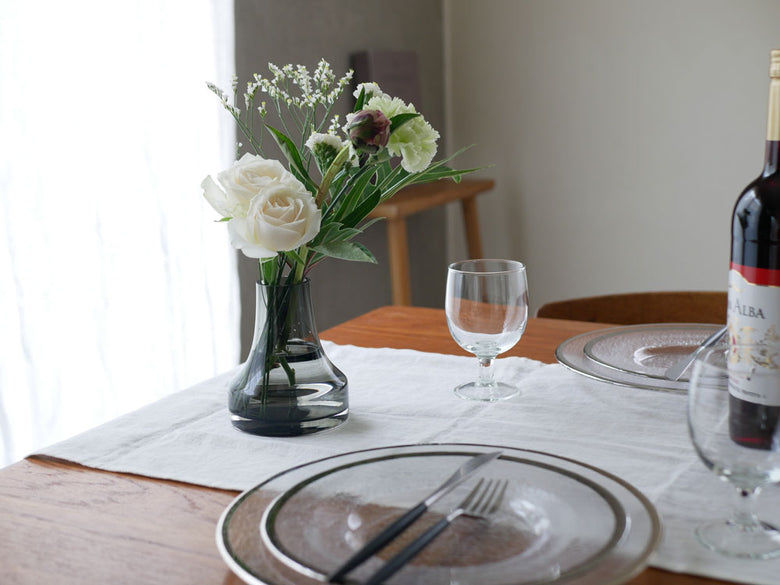 BOB CRAFT製ソーダガラスのファゴットワイングラス三サイズがテーブル上に並べられている様子