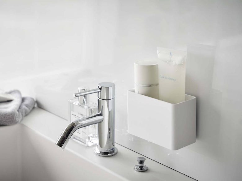 白色のABS樹脂製「MIST/ミスト」歯ブラシスタンドに2つのポリカーボネートフィルムフックが取り付けられている様子