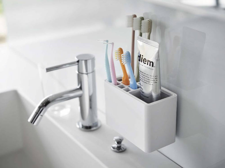 浴室のシンクにフィルムフックで固定された【MIST/ミスト】歯ブラシスタンド