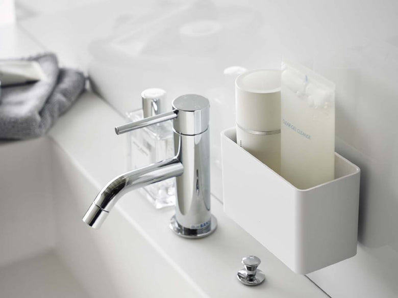 浴室の洗面台に設置された【MIST/ミスト】フィルムフック歯ブラシスタンドと蛇口、ソープディスペンサー