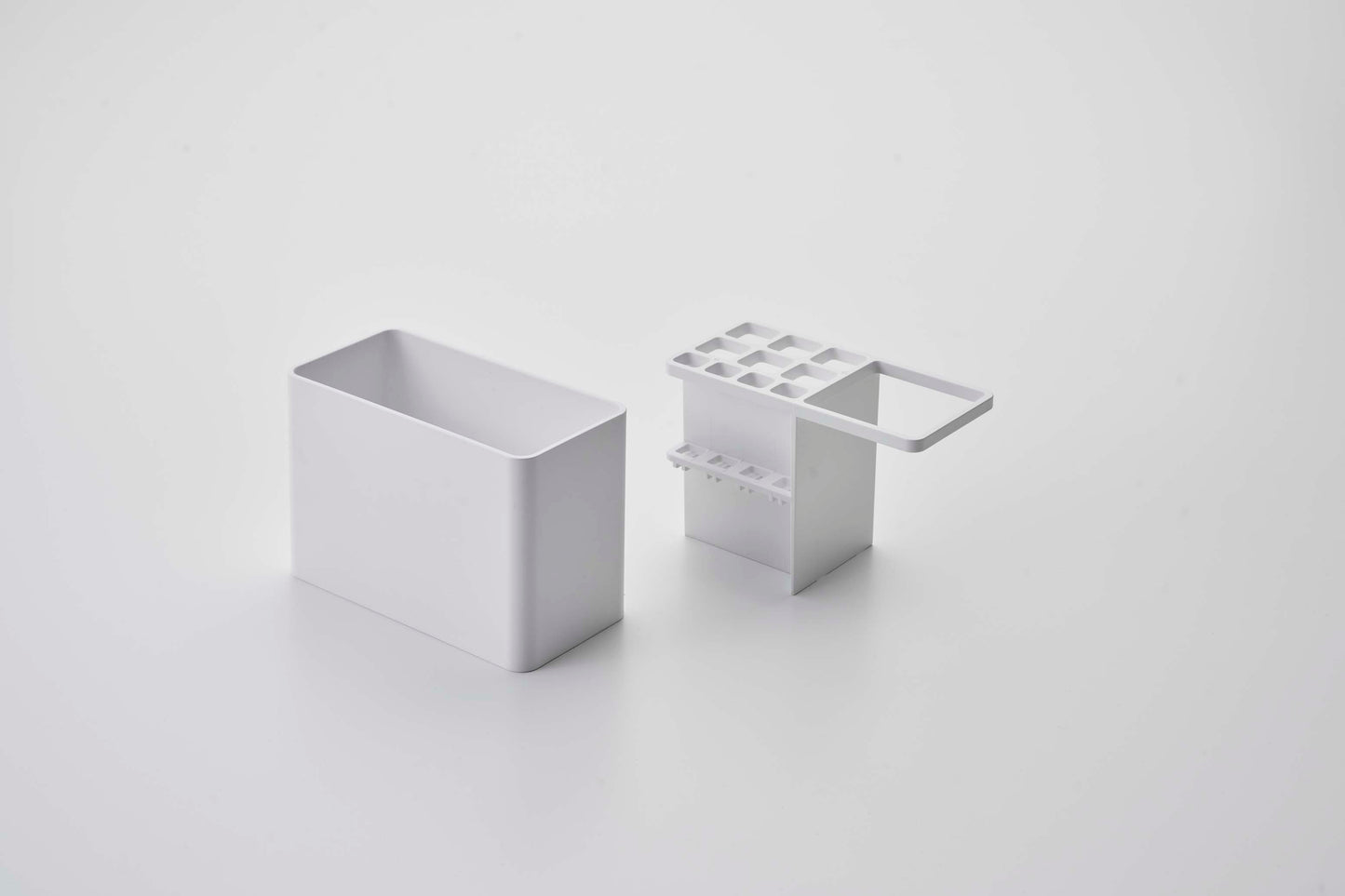 MISTフィルムフック歯ブラシスタンド。ABS樹脂製の白色容器にポリカーボネート製フックが2つ付いたプラスチック製の歯ブラシホルダー。壁面に簡単に取り付け可能です。