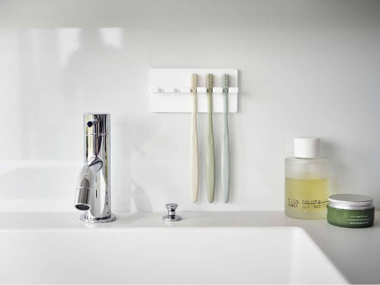 MISTミストの銀色フィルムフック付き5連歯ブラシホルダーが浴室の洗面台に取り付けられている