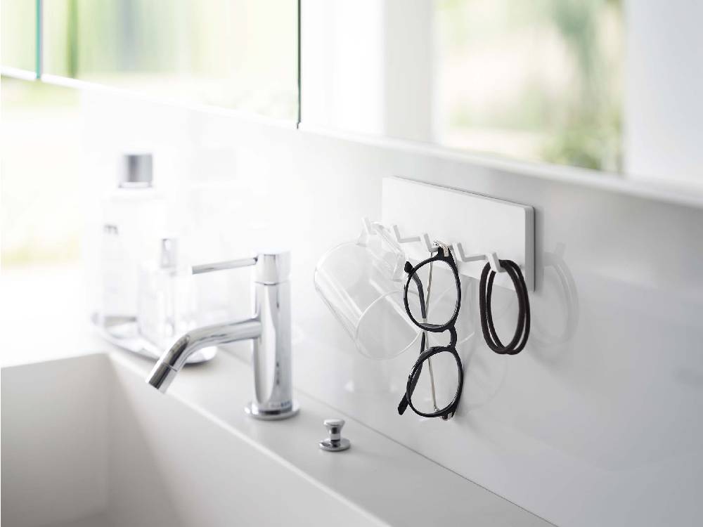 MISTミストの5連フィルムフックがバスルームのシンクに取り付けられている様子