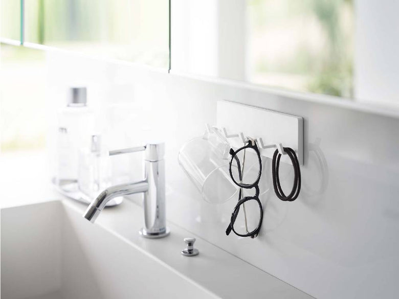 MISTミストの5連フィルムフックがバスルームのシンクに取り付けられている様子