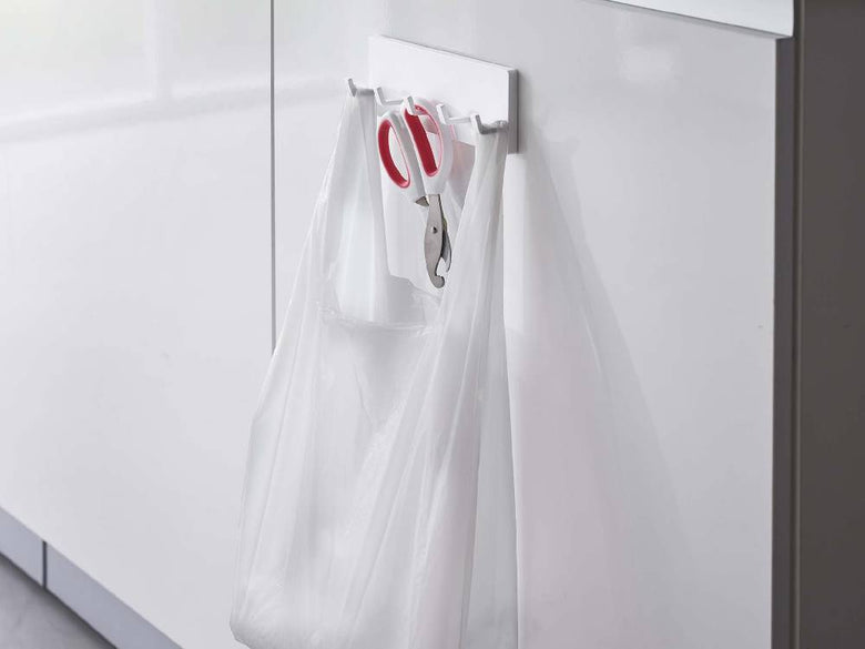 ミスト製シルバー色のプラスチックフィルムフック5連セット。壁面に簡単に取り付けられる家庭用ハードウェア