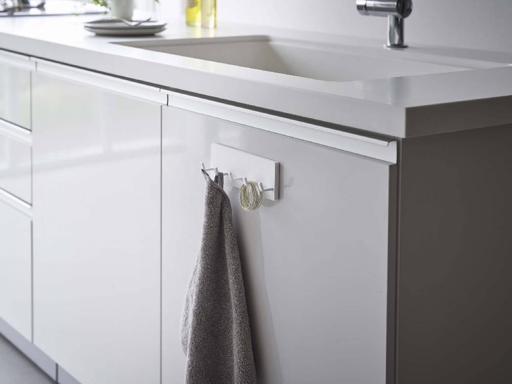 浴室に設置されたシンク、キャビネット、蛇口、カウンターおよび床を映した画像