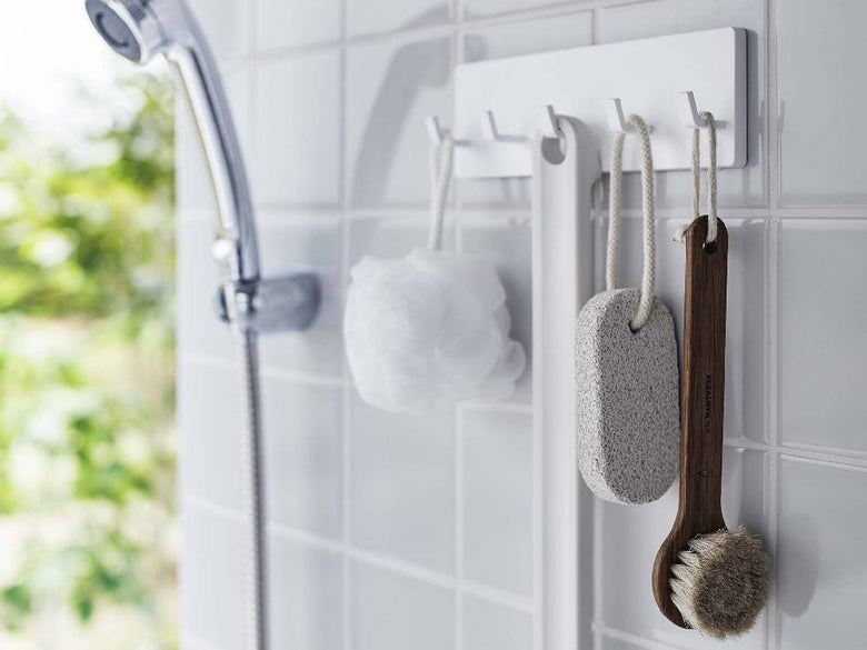 【MIST/ミスト】フィルムフック5連が光沢のある平らな壁面に整然と取り付けられている様子