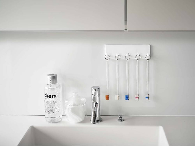 壁に取り付けられたMISTフィルムフック5連の写真