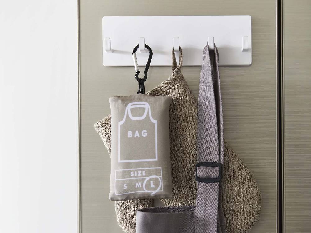 レザー製バッグと洋服ハンガーが掛かった【MIST/ミスト】フィルムフック5連の画像