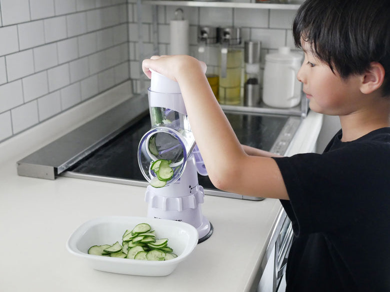 KLEVAクレバースライサー、ABSとステンレス製の本体にスライス・すりおろし用ドラムを備えた家庭用キッチン食品加工機