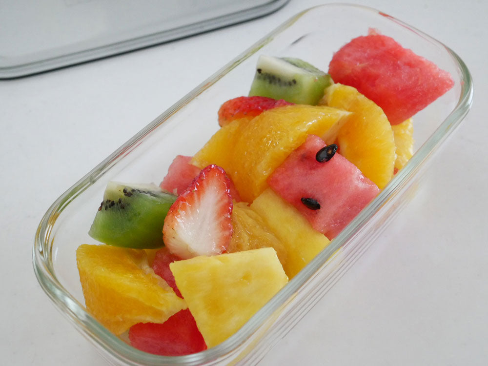 耐熱ガラス製の『iwaki/イワキ』パック＆レンジシステムセットに盛られた苺入りフルーツサラダ