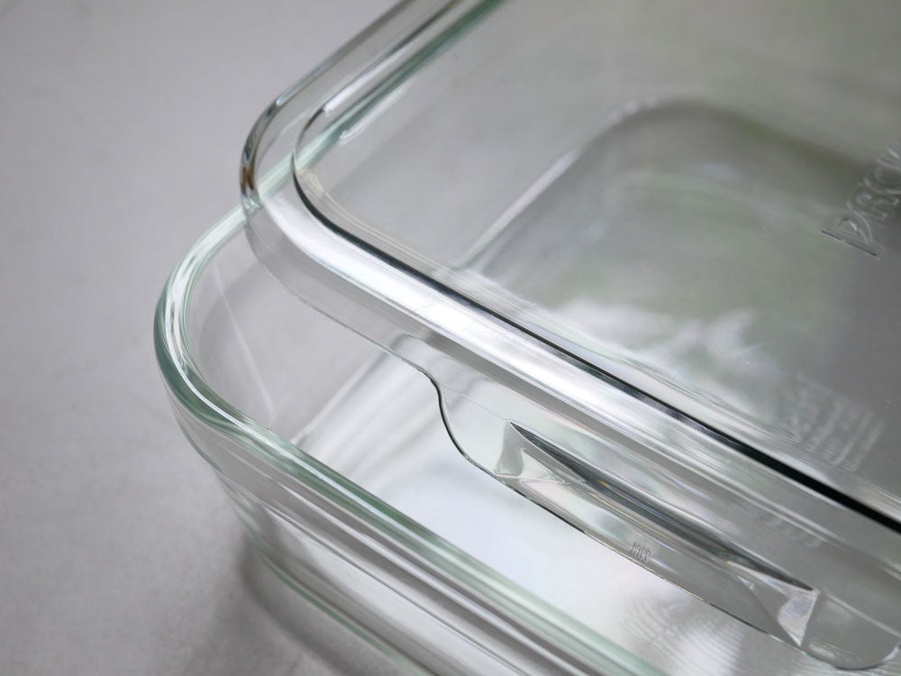 イワキのパック&レンジ システムセット、透明な耐熱ガラス製食品保存容器と銀色のポリカーボネート製蓋が整然と並べられている