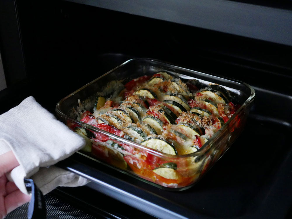 イワキのパック&レンジ システムセットの耐熱ガラス容器がキッチンカウンターに並べられている様子