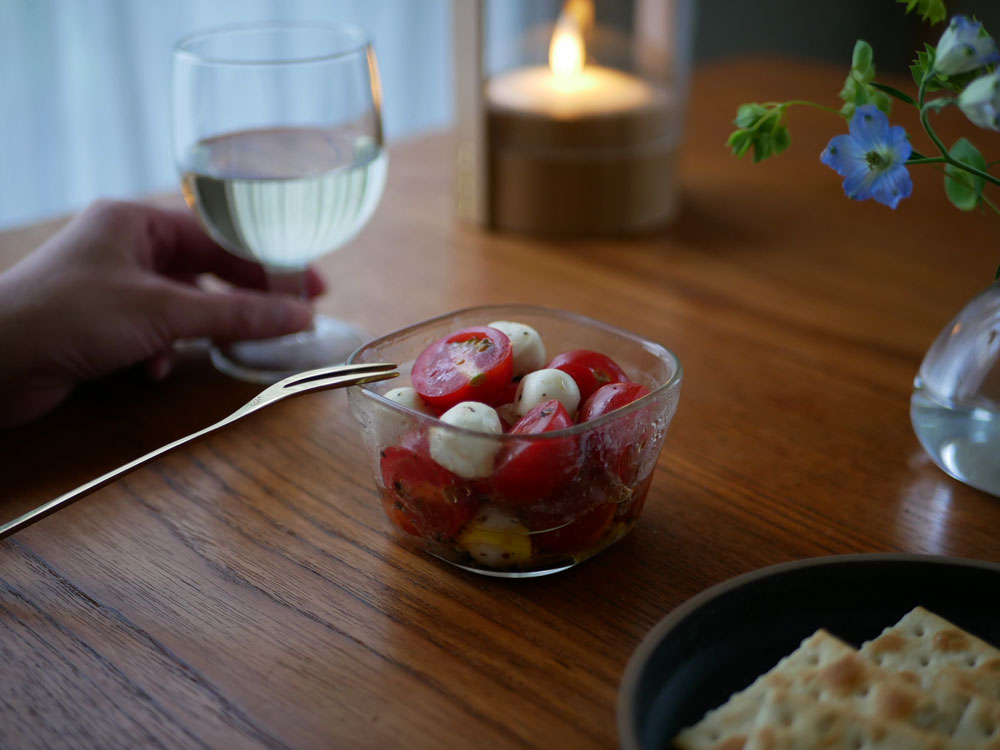 イワキのパック&レンジ システムセットと食器類が整然と並べられた食卓の写真