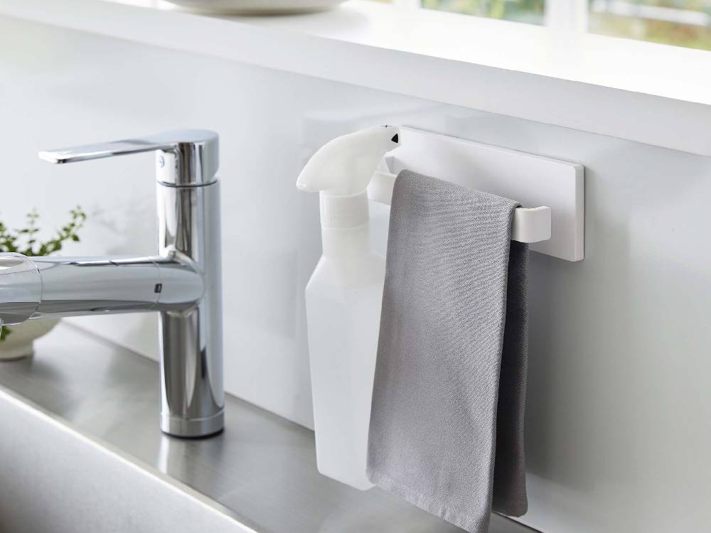 MIST/ミストのフィルムフックタオルハンガー。幅18cm、高さ6cmのコンパクトなデザインで、光沢のある壁面に簡単に取り付けられるABS樹脂製。耐荷重500gでキッチンやバスルームに最適。