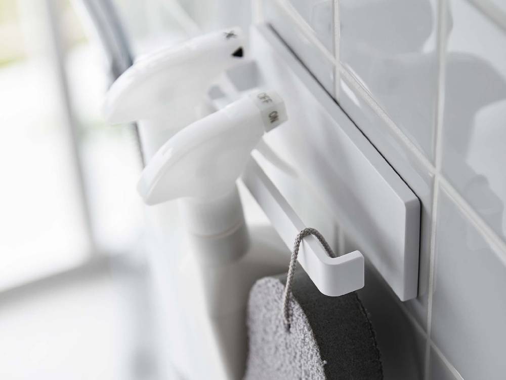 【MIST/ミスト】フィルムフック タオルハンガー W18が浴室の壁に取り付けられている様子