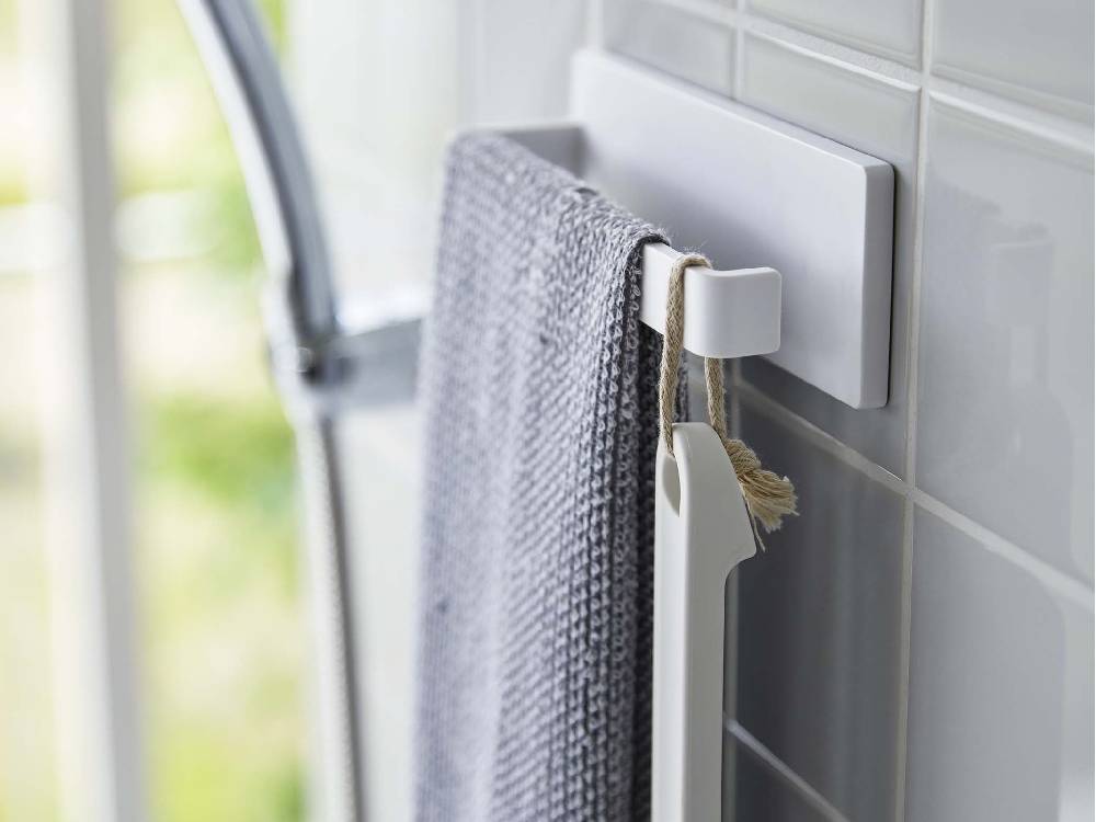 銀色のMISTフィルムフック式タオルハンガーが浴室の壁に取り付けられている様子