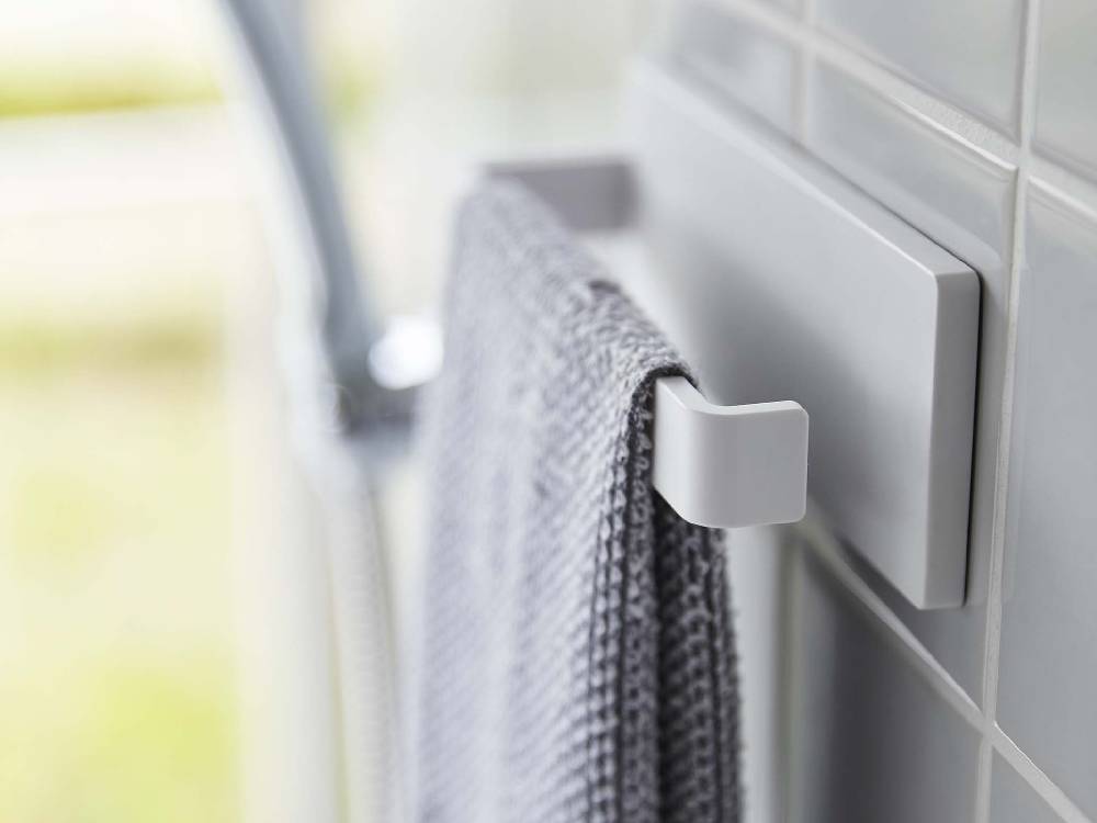 【MIST/ミスト】フィルムフック タオルハンガー W18が浴室の壁に取り付けられ、タオルやトイレットロールホルダーとして使用されている様子