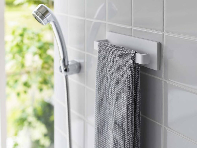 浴室のシンクに取り付けられた銀色の【MIST/ミスト】フィルムフック タオルハンガー W18にタオルが掛けられている様子