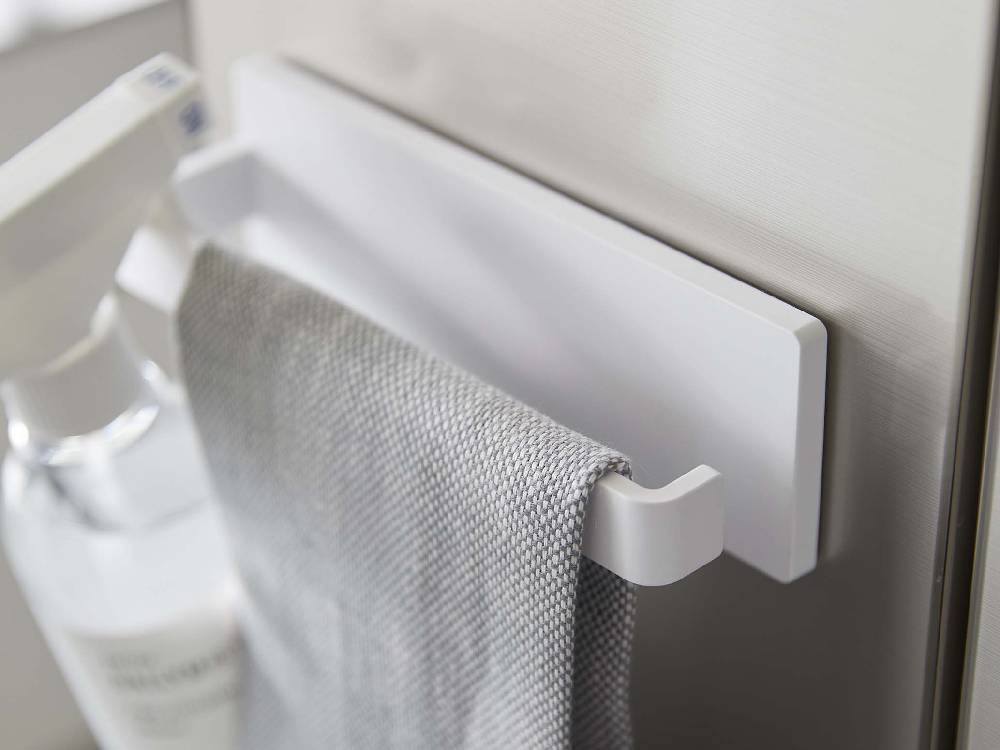 フィルムフック付きタオルハンガーが壁に取り付けられ、タオルが掛かっている様子