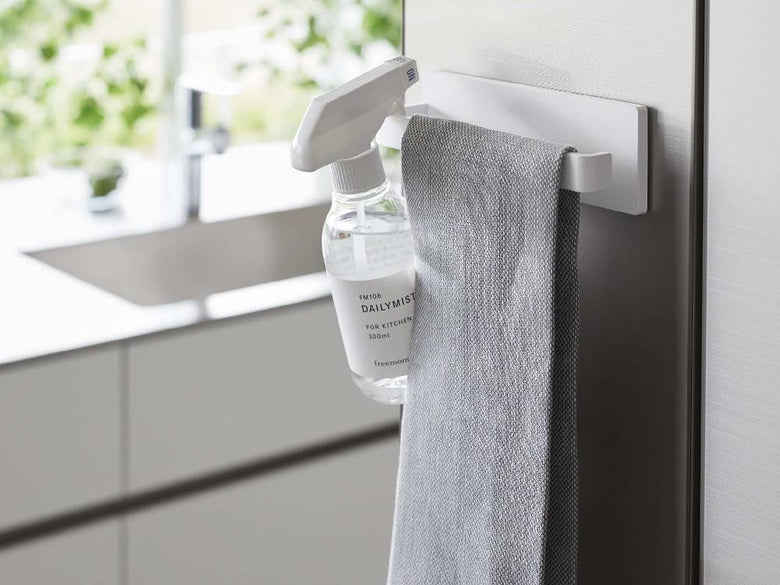 MIST/ミストのフィルムフック タオルハンガー W18が光沢のある壁面に貼られ、複数のタオルが掛かっている様子