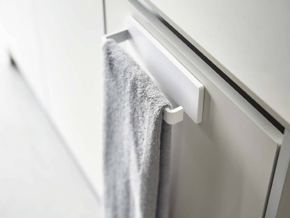 銀色の「MIST」フィルムフックタオルハンガーにタオルが掛かっている様子