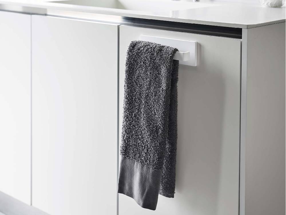 フィルムフック式「MIST/ミスト」タオルハンガー W18が壁に取り付けられ、タオルが掛けられている様子