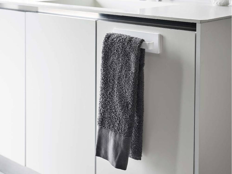 フィルムフック式「MIST/ミスト」タオルハンガー W18が壁に取り付けられ、タオルが掛けられている様子