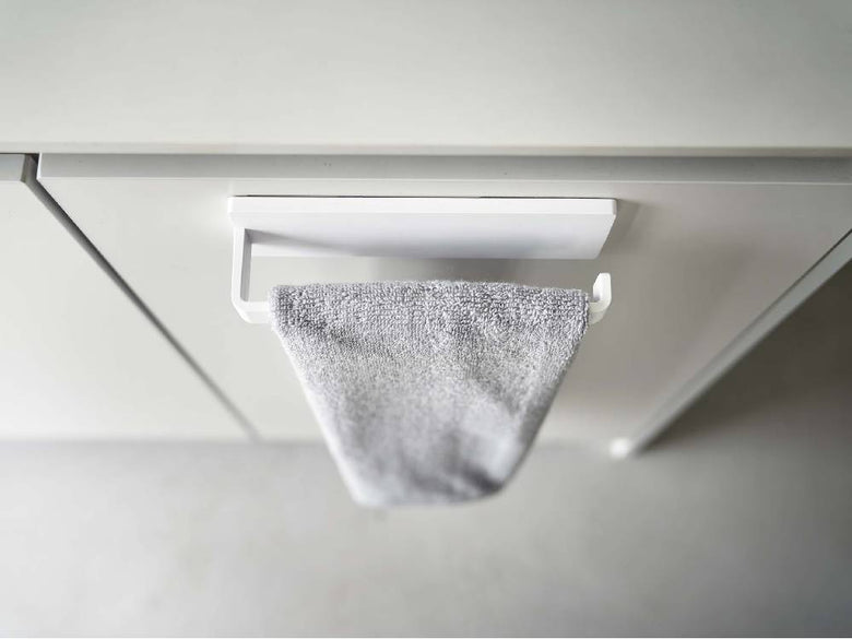 MIST/ミスト フィルムフック タオルハンガー W18がシルバー色で壁に取り付けられ、タオルを掛けている家庭用の画像