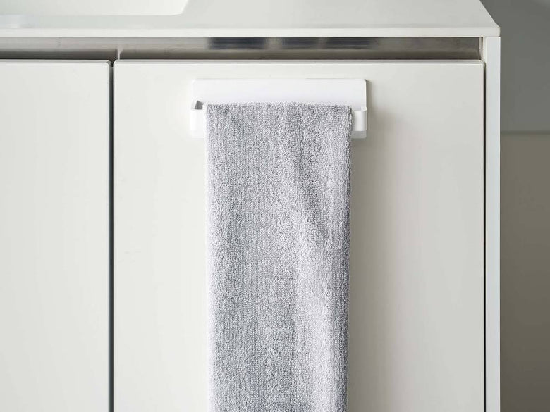 浴室の洗面台横に設置された【MIST/ミスト】フィルムフック タオルハンガー W18にタオルや食器用布巾が掛けられている様子