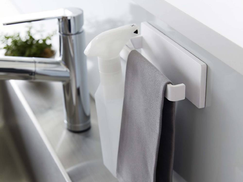 バスルームの壁に[MIST/ミスト]フィルムフック タオルハンガー W18が設置され、タオルが掛けられている様子