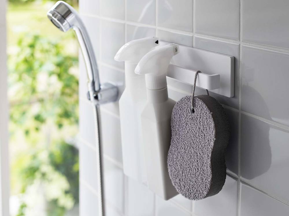 浴室の壁に取り付けられた【MIST/ミスト】フィルムフック タオルハンガー W18とタオル、シンク、蛇口などの水回り設備