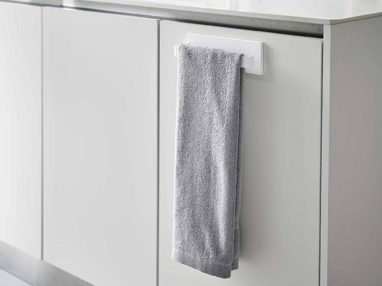 浴室のシンク周りにシルバーの水栓とともに取り付けられた【MIST/ミスト】フィルムフック タオルハンガー W18