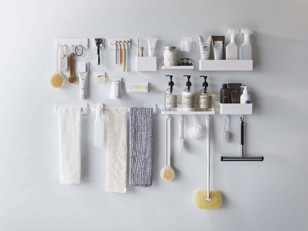MISTフィルムフックタオルハンガーW18がキッチンの棚に取り付けられ、タオルやキッチン用品が整理整頓されている様子