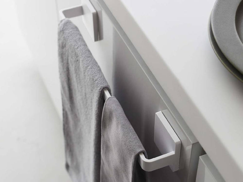 MIST/ミストのフィルムフック式タオルハンガーW36が壁に取り付けられている様子