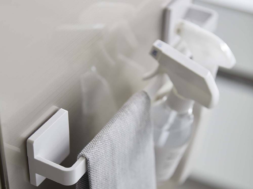 MIST/ミスト フィルムフック タオルハンガー W36が光沢のある壁面に取り付けられ、タオルを掛けている様子