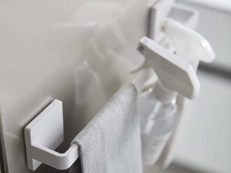 MIST/ミスト フィルムフック タオルハンガー W36が光沢のある壁面に取り付けられ、タオルを掛けている様子